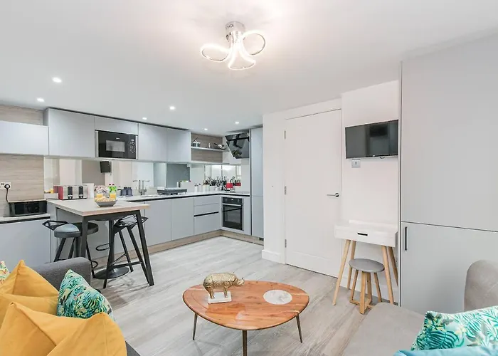 Flat 3, 158 Abingdon Road